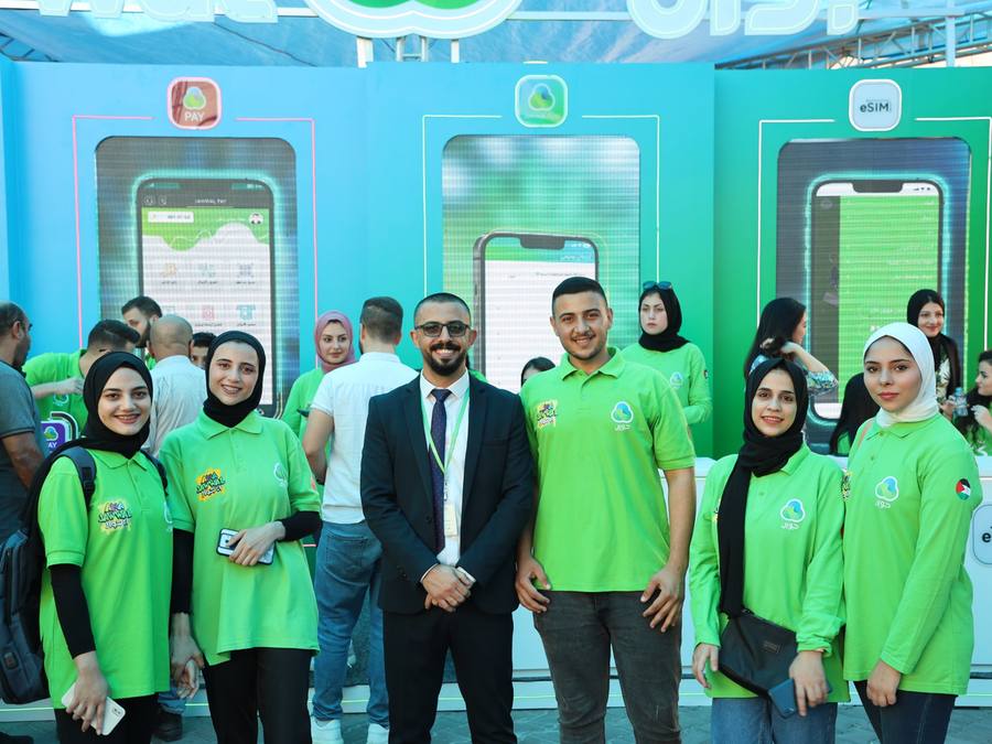 Ambassadors at the Jawwal Pay, Jawwal App and eSIM activation booth